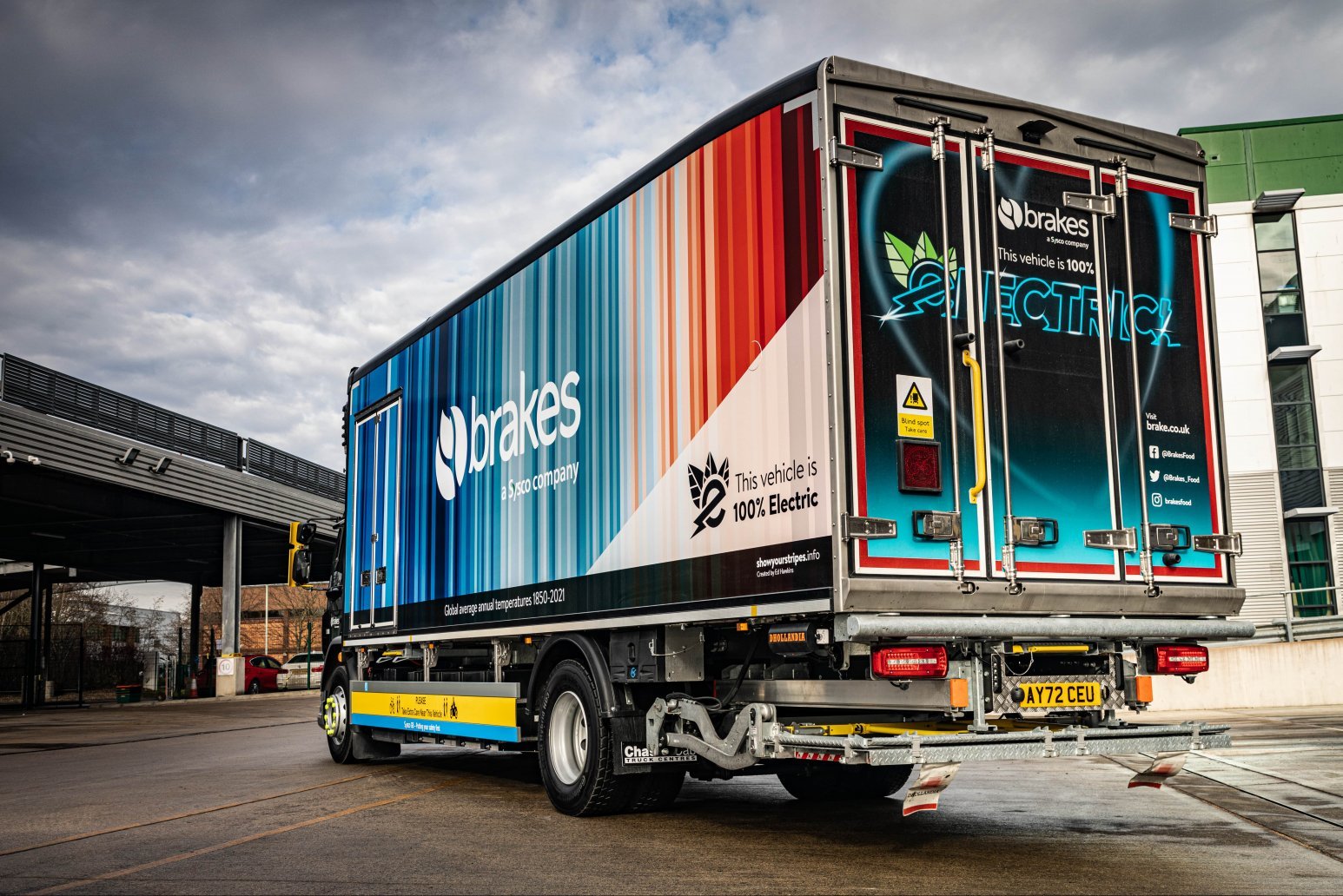 DAF breaks into Brakes with first DAF LF Electric with ‘Climate Stripes’